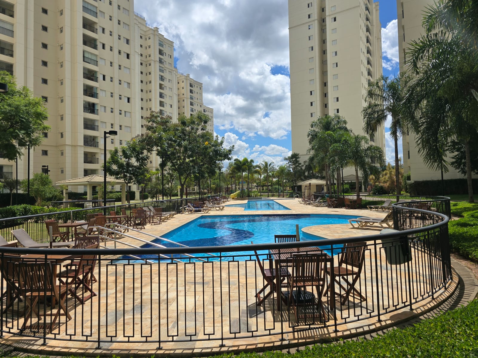 Vista panorâmica das piscinas do Complexo Atmosphera Natural Living em Jundiaí