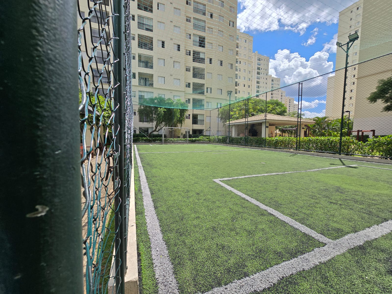 Quadra de futebol com grama sintética no Atmosphera Jardim Ermida
