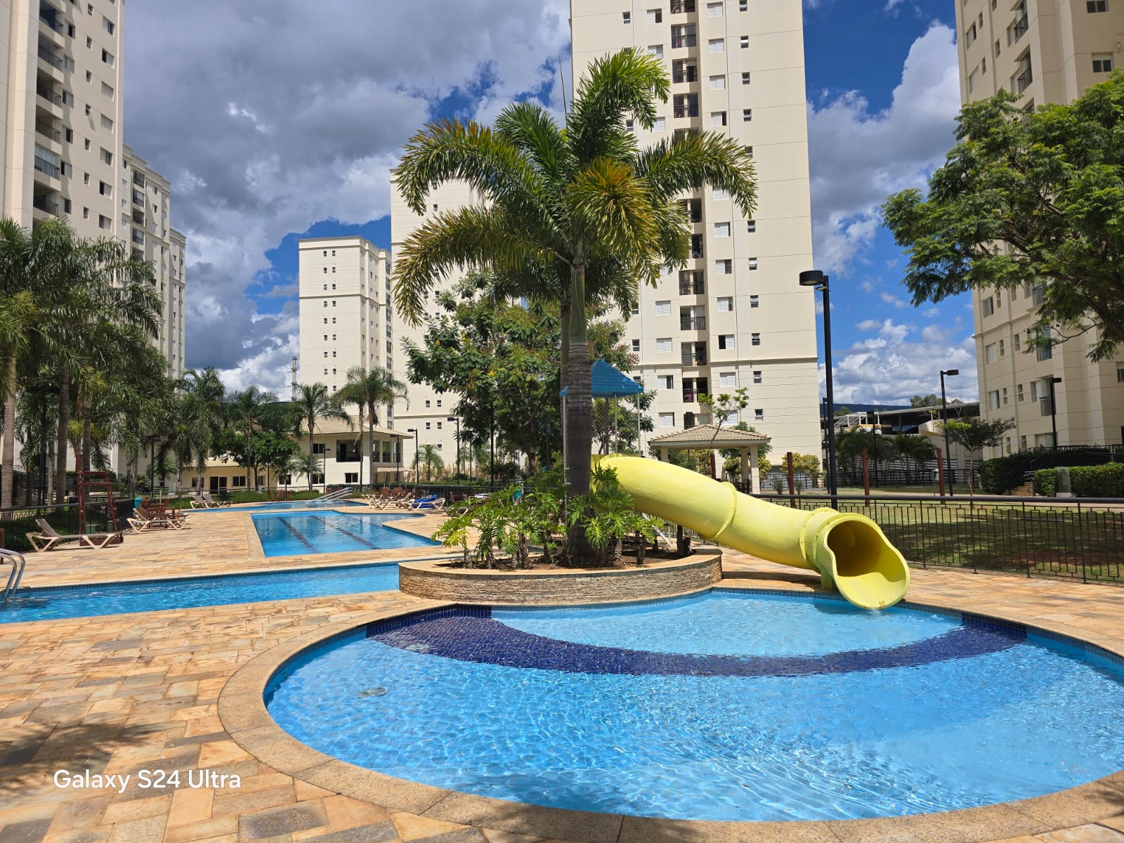 Piscina infantil com toboágua nos apartamentos Atmosphera Jundiaí